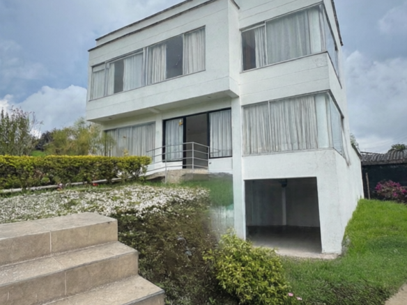 Exclusive Country House in Gated Community | Vereda Bajo Tablazo