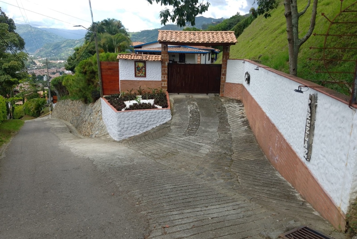 Exclusiva Casa Campestre Colonial en Parcelación El Paraíso, Copacabana