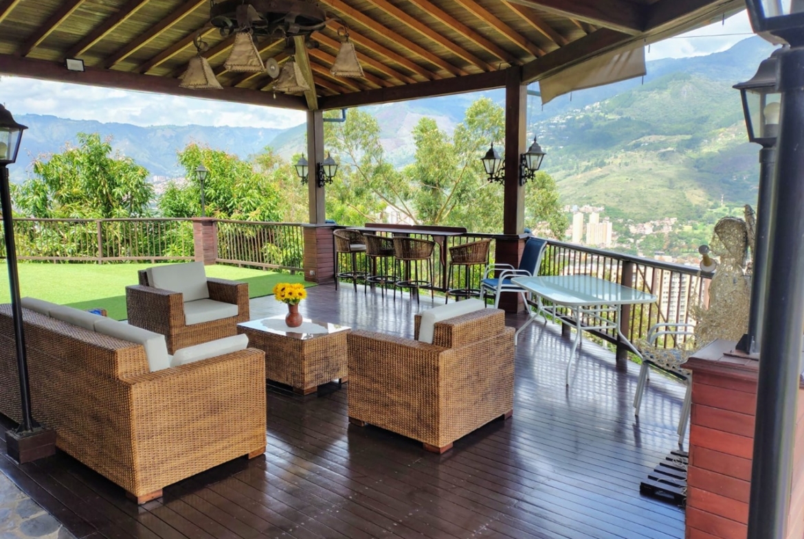 Exclusiva Casa Campestre Colonial en Parcelación El Paraíso, Copacabana