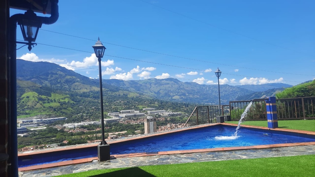Exclusiva Casa Campestre Colonial en Parcelación El Paraíso, Copacabana