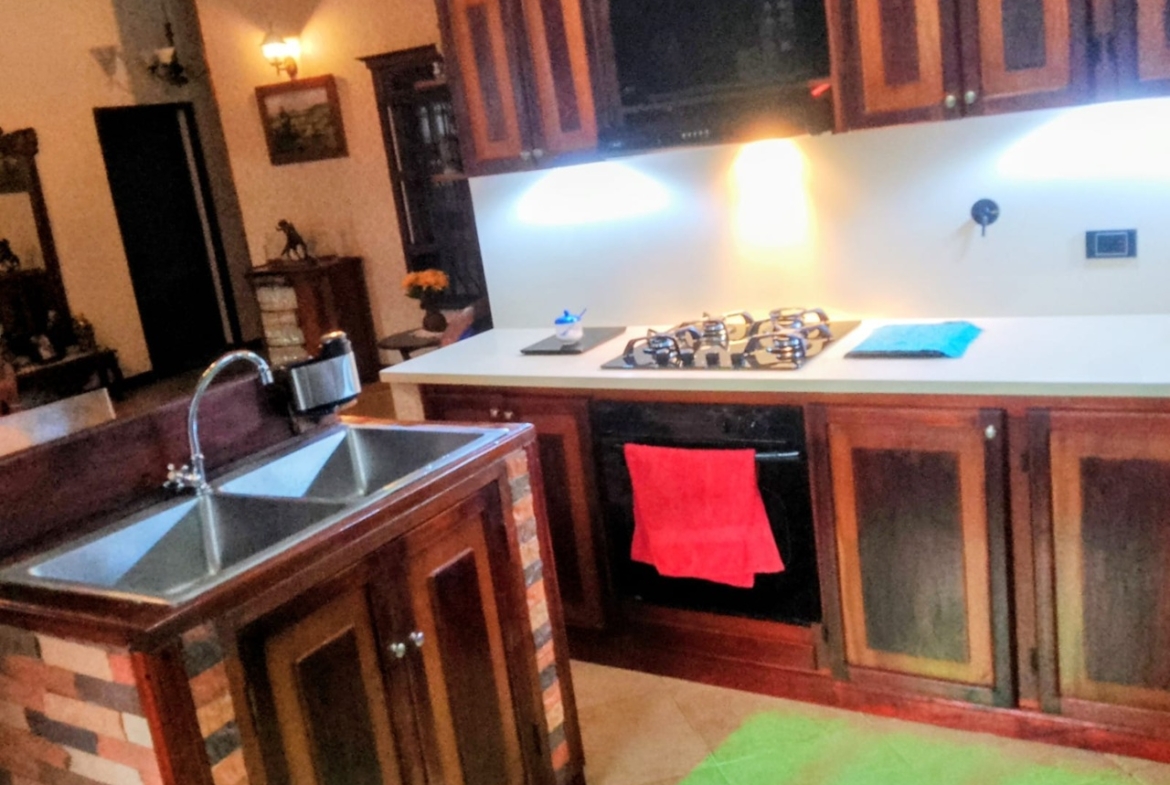 Exclusiva Casa Campestre Colonial en Parcelación El Paraíso, Copacabana