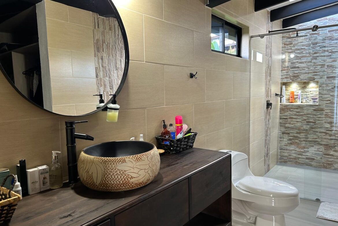 Exclusive Country House in El Paraíso Gated Community, Copacabana