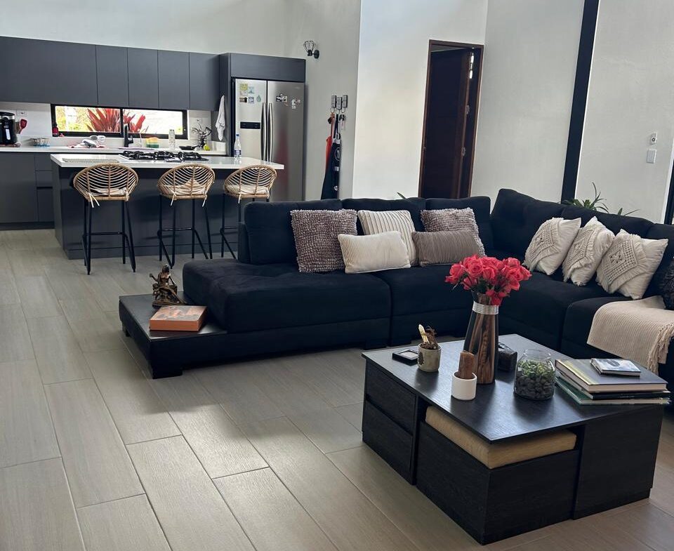 Exclusive Country House in El Paraíso Gated Community, Copacabana