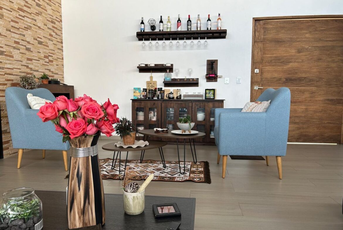 Exclusive Country House in El Paraíso Gated Community, Copacabana
