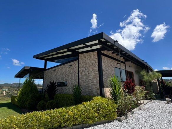 Exclusive Country House in El Paraíso Gated Community, Copacabana
