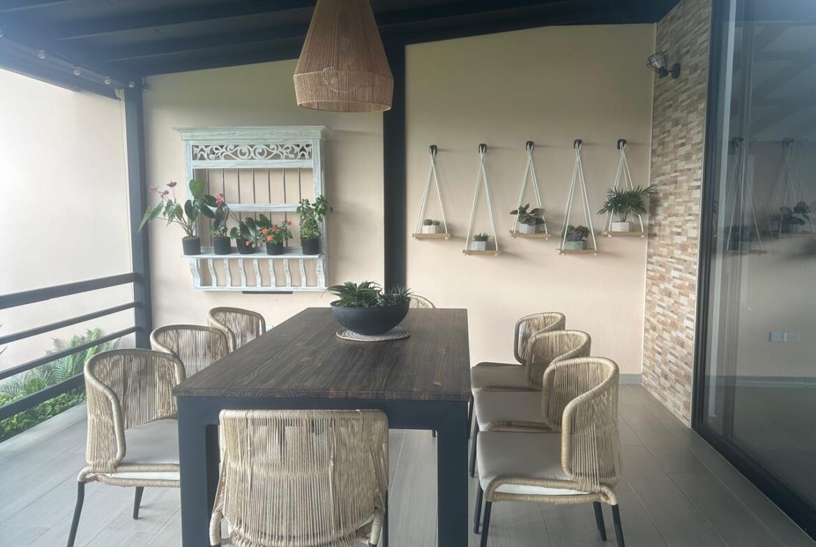 Exclusive Country House in El Paraíso Gated Community, Copacabana