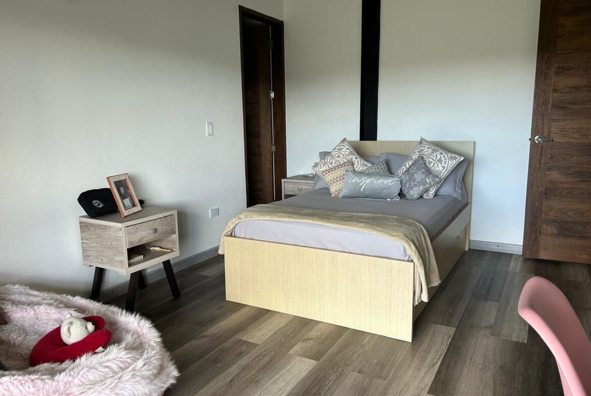 Exclusive Country House in El Paraíso Gated Community, Copacabana